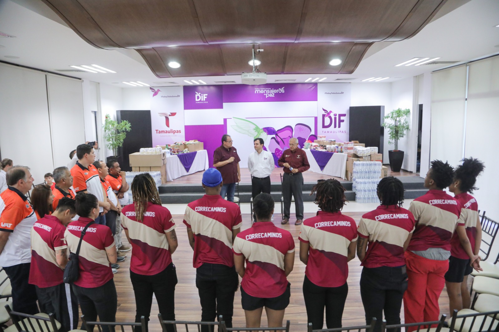 Recibe DIF Tamaulipas más de 2 mil 500 productos de la canasta básica como donativo del equipo de basquetbol femenil Correcaminos