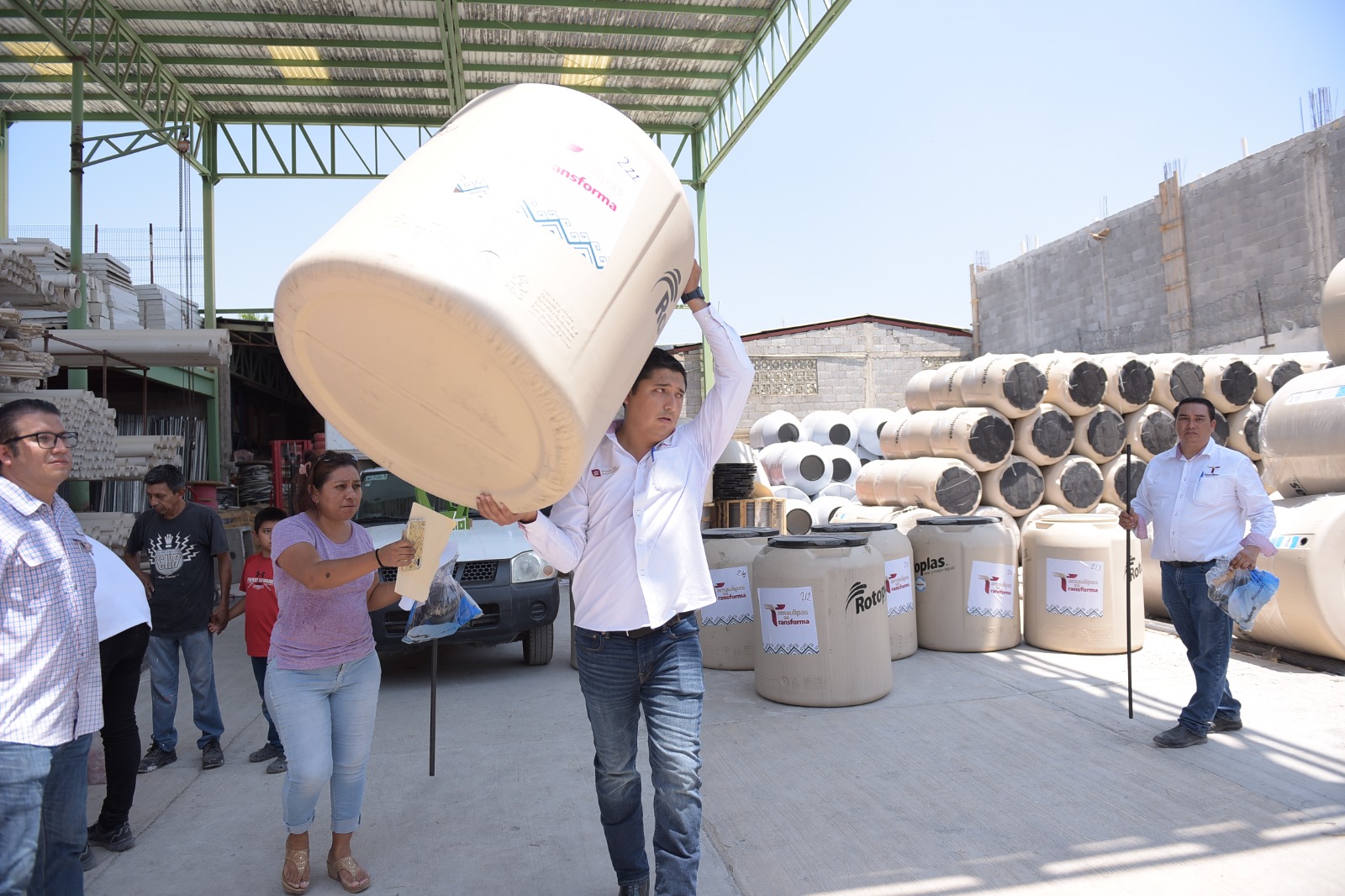 Gobierno de Tamaulipas continúa la entrega de tinacos