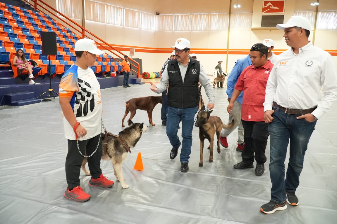 El rector de la UAT inaugura curso de adiestramiento canino K-9