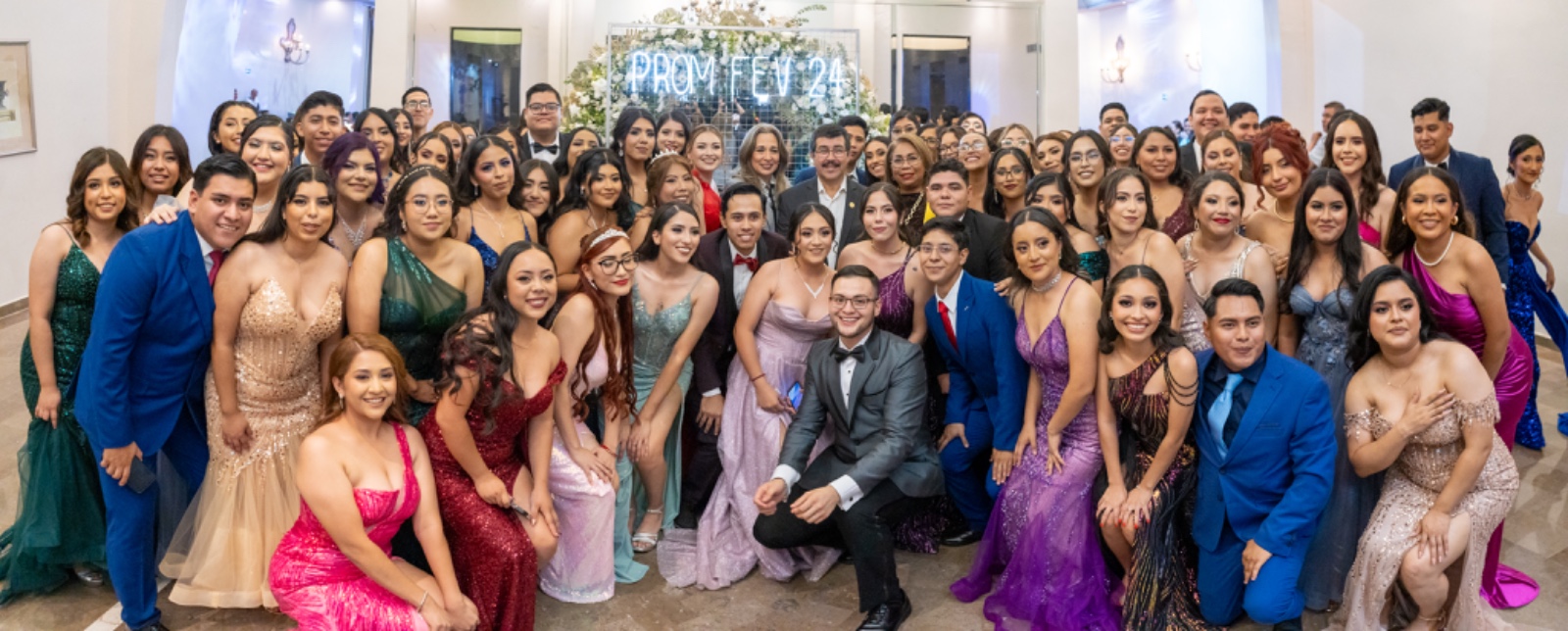 El rector Dámaso Anaya convive con estudiantes de la Facultad de Enfermería Victoria en su fiesta de graduación