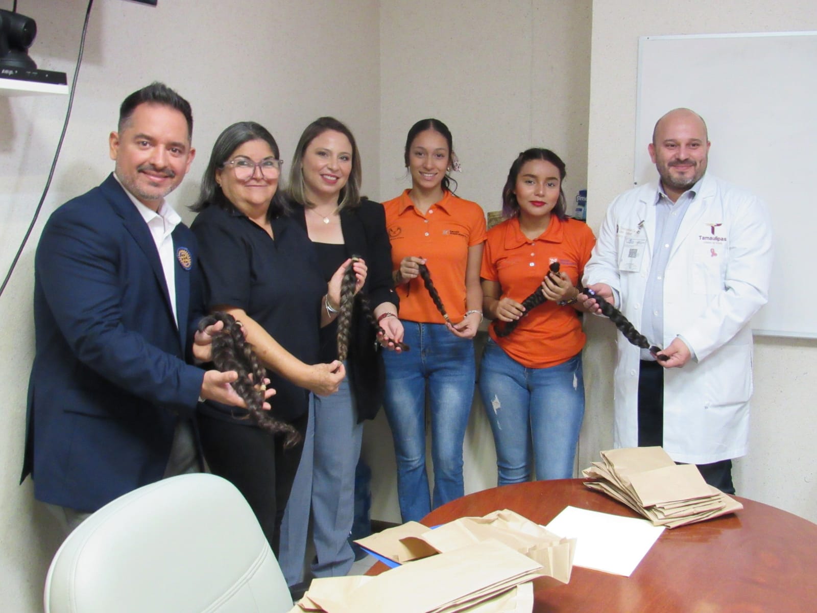 Estudiantes de la UAT refuerzan campaña para elaborar pelucas oncológicas