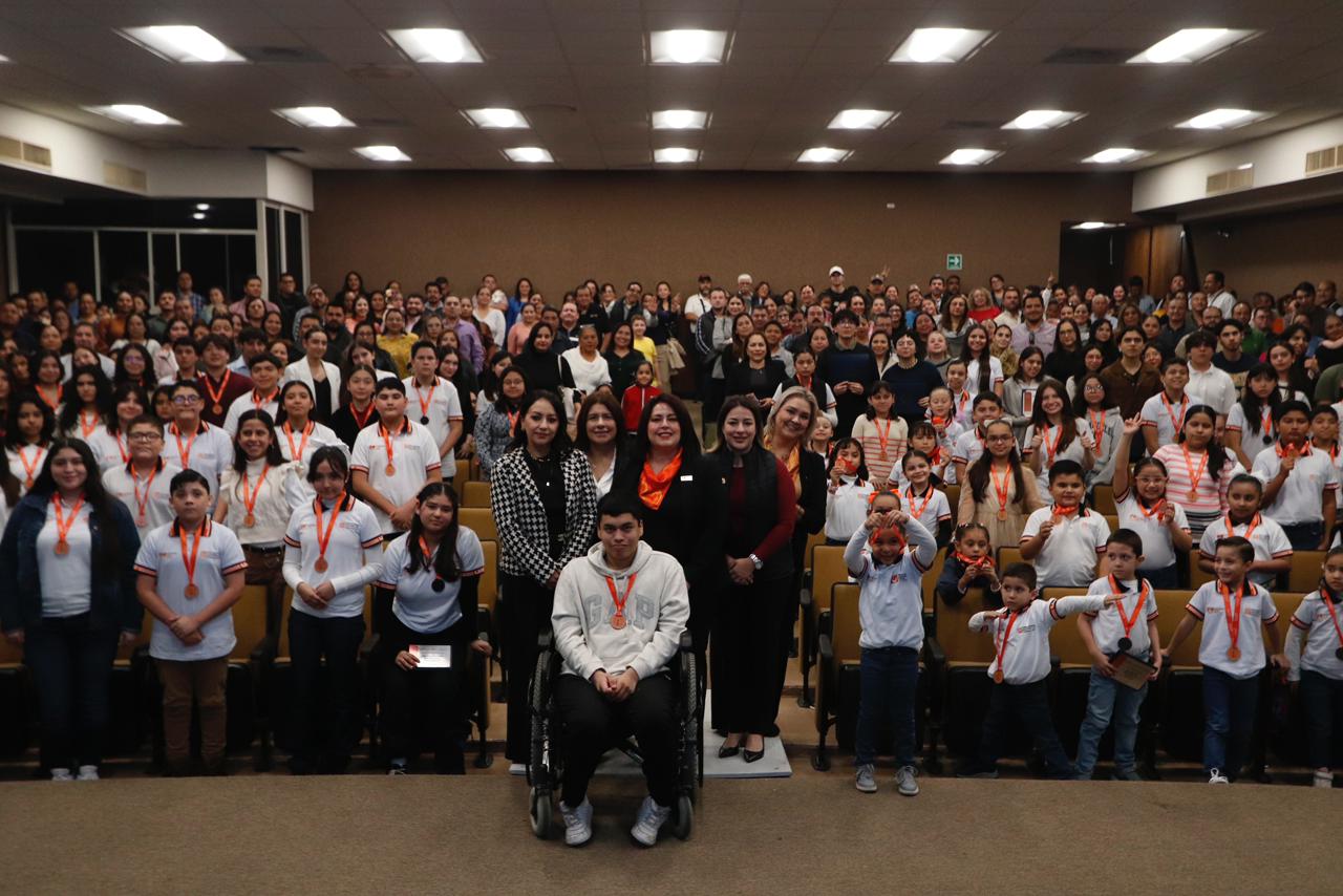 Reconoce UAT a estudiantes destacados y egresados del CeINA