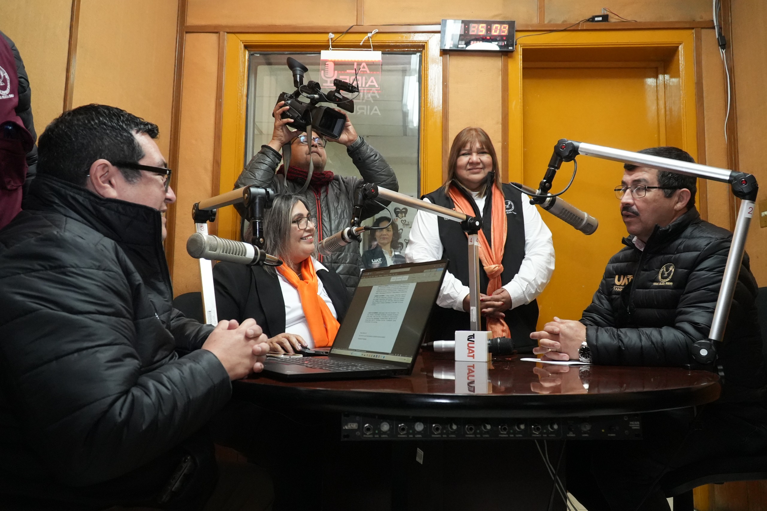 Preside rector Dámaso Anaya celebración del 33 aniversario de Radio UAT